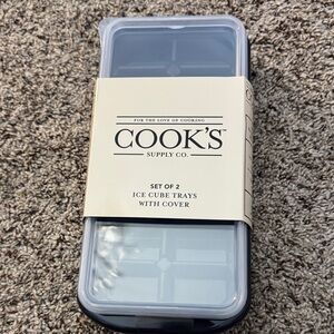Cooks ice cubes trays with cover set of 2. 14 ice cubes per tray.